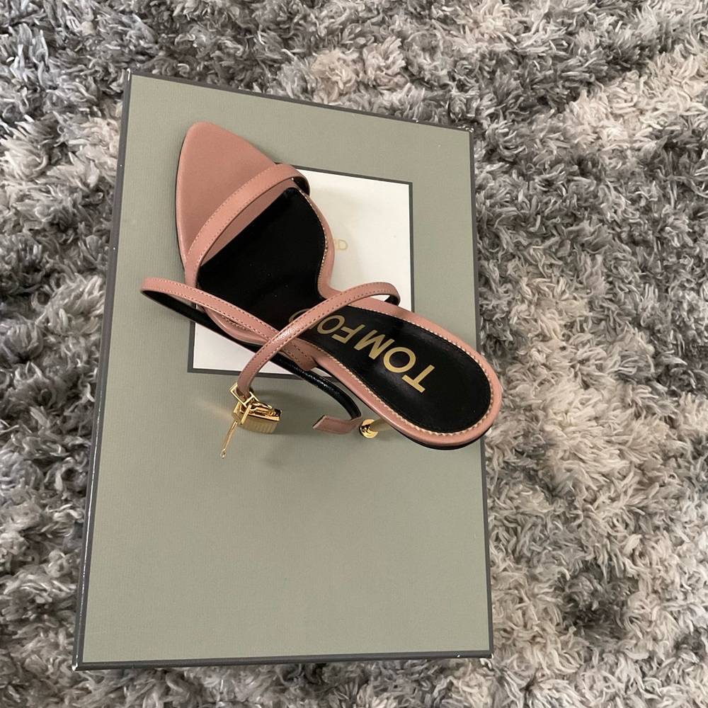 Tom Ford key lock heels nude in color